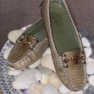 Tory Burch gold accented Textured Loafers size 5 olive green